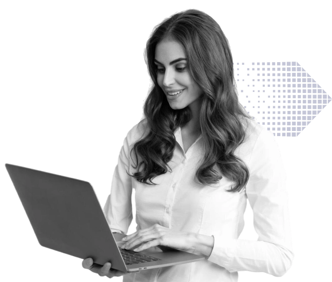 Експерт по дигитален маркетинг от екипа на DEMA Жена специалист по дигитален маркетинг, работеща на лаптоп – DEMA, агенция за дигитален маркетинг