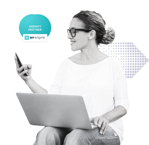 Жена използва лаптоп и смартфон, представяйки партньорството на DEMA с WP Engine за уеб разработка.