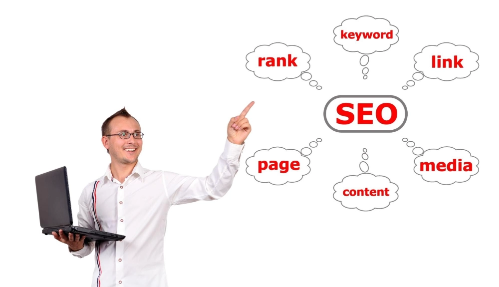 Маркетинг специалист представя SEO стратегия с ключови думи, линкове и съдържание – услуги от DEMA